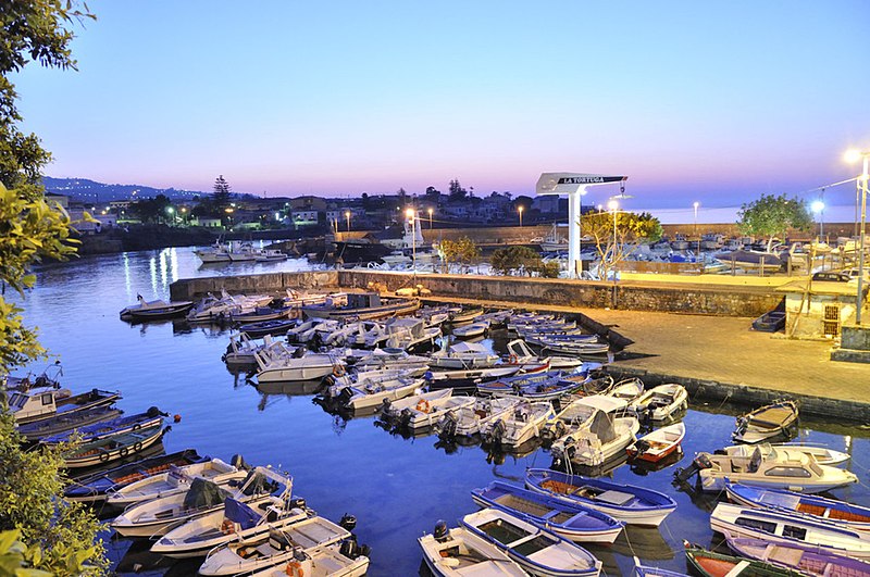 File:Porto turistico di Ognina Catania - Gommoni e Barche - Creative Commons by gnuckx - panoramio (52).jpg