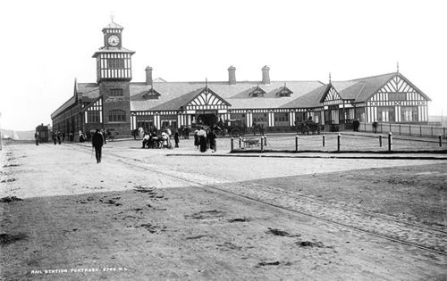 Het station in 1890 met tramlijnen.