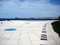 Monument is located on the western point of the Zadar peninsula Pozdrav suncu 0408 3.jpg