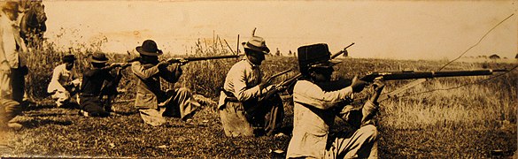 Práctica de tiro de fuerzas saravistas en 1904.jpg