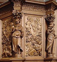 Detail van de preekstoel (links Voorzichtigheid en rechts Standvastigheid) en in het midden de evangelist Johannes