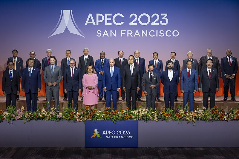 File:President Biden participates in a family photo with APEC economies and guest economies - 2023.jpg