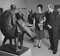 1964: prinses Beatrix met directeur A.J. de Lorm bekijken het beeld "Barmhartige Samaritaan" van Han Wezelaar tijdens de tentoonstelling 'Beeldhouwkunst 1813-1963 in Nederland'.