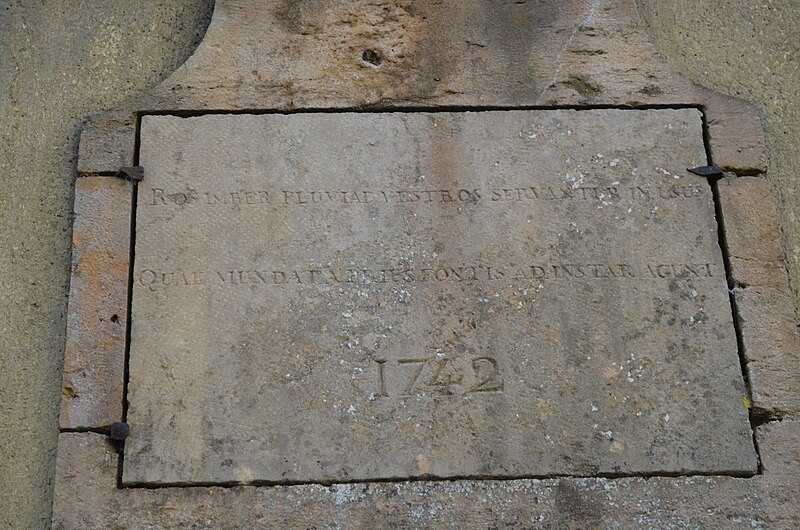 File:Puits de la rue Saint-Étienne (Vézelay) - inscription latine et indication de l'anné 1742.jpg