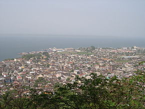 Luftaufnahme des Hafens von Freetown (im Hintergrund)