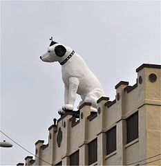 Nipper atop the old RCA distribution building, Broadway, Albany, New York