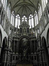 Foto van het interieur van de apsis van een gotische kerk