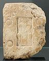 Brique estampée : potnia theron (maîtresse des animaux). Terre cuite estampée, vers 670 av. J.-C. Provenance : Mycènes. Louvre.