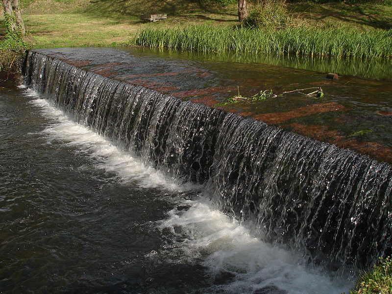 File:Represa no río Arteixo.JPG