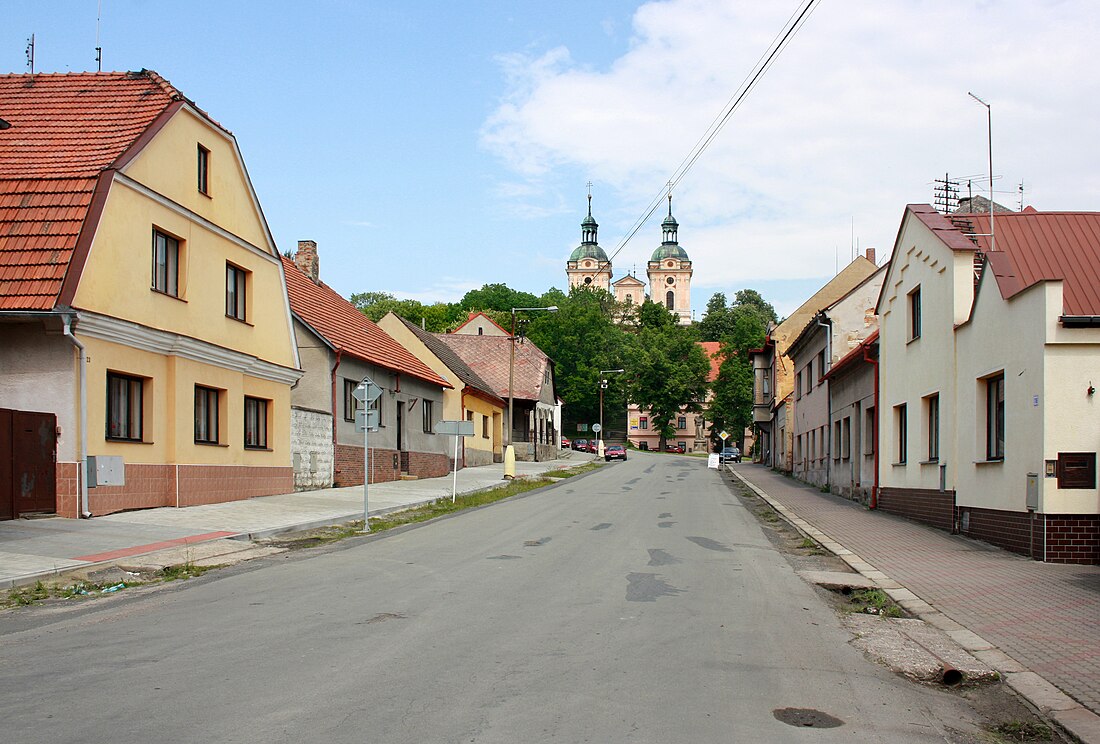 File:Rožďalovice, Husova str.jpg