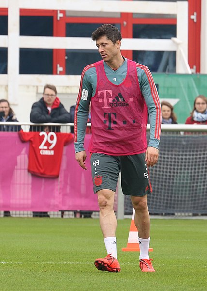 File:Robert Lewandowski Training 2019-04-10 FC Bayern Muenchen-2.jpg