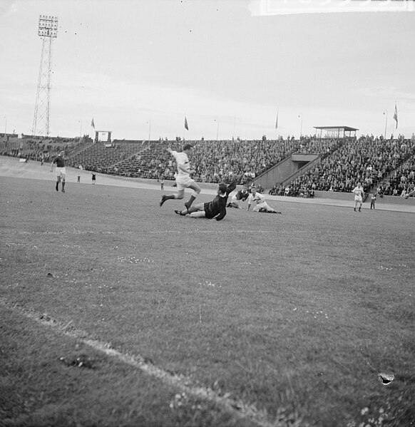 File:Roda JC tegen Zwartemeer, keeper Pinckers wordt aangevallen door Gerdes (Zwartemeer) - NA - 916-5399.jpg