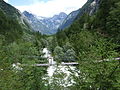 Deutsch: Hängebrücke über Soča an einer kleinen Stromschnelle old name: dscf_F30-2_012774_Wald,_Berge_und__Hängebrücke_über_Soča.jpg English: rope bridge crossing river Soča