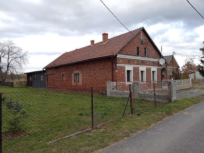 File:Roszków, Wiejska 43.jpg