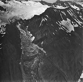 Moloz muzligi, 1977 yil 4-sentyabr (GLACIERS 6788) .jpg yuqori muzligidagi bergschrund bilan tog 'muzliklari.