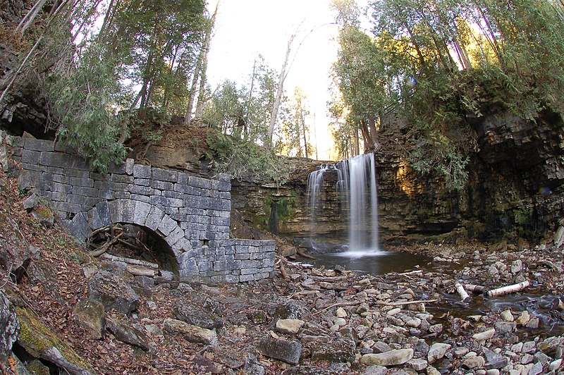 File:Ruins of old saw mill at Hilton Falls - panoramio.jpg