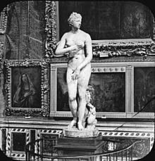 photographie en noir et blanc d'une statue figurant un sujet féminin.