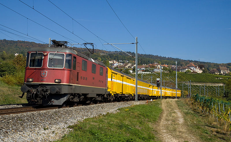 File:SBB Re 420 mit Postzug bei Auvernier.jpg