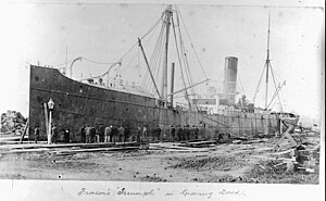 SS Triumph в сух док близо до Princes Wharf през 1884 г. след разрушение на остров Tiritiri Matangi.jpg