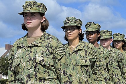 Женщина нато. Женщины в американской армии. Женщины военнослужащие США. Женская армия США. Американские военные.