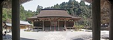 Kandang dari sanctuary. Ada wudhu paviliun utama bangunan kayu dengan atap daun rumbia dan berlantai tiga pagoda. Di latar belakang,