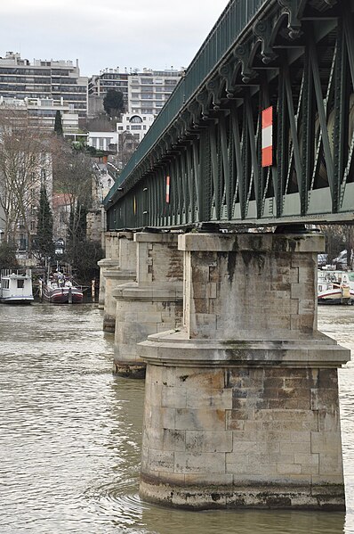 File:Saint-Cloud - Passerelle de l'Avre 005.JPG