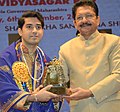 Samrat Pandit receiving Sangeet Shiromani Award from the governor of Maharastra at Shanmukhananda Hall in Mumbai 2014.jpg