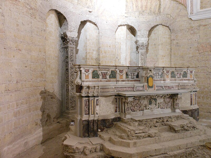 File:San Giovanni Maggiore - altare e abside.jpg