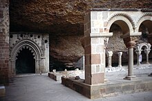 File:San_Juan_de_la_Pena-20-Portal_zum_Kreuzgang-Boegen-1996-gje.jpg