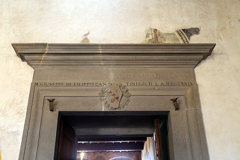 File:Scarperia, palazzo dei vicari, interno, ex cappella, portale con iscrizione cantini e stemma bartoli.jpg