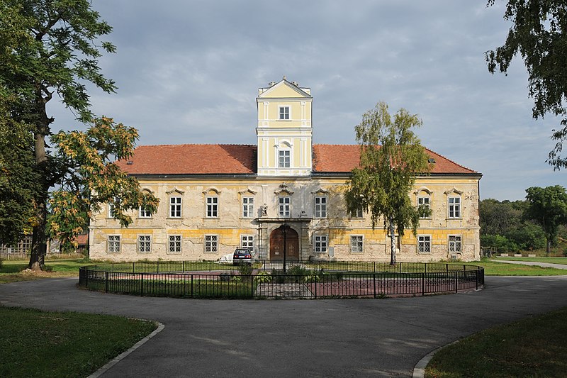 File:Schloss Obersiebenbrunn.jpg