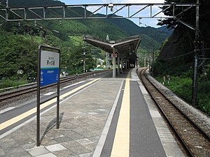 Seibu-railway-seibu-chichibu-line-Ashigakubo-station-platform.jpg