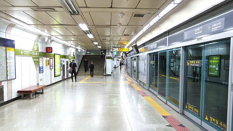 File:Seoul-metro-740-Jangseungbaegi-station-platform-20191023-142534.jpg