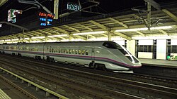 Shinkansen arrives at Oyama station.jpg