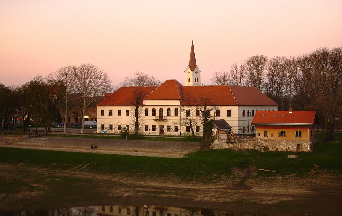 https://upload.wikimedia.org/wikipedia/commons/thumb/2/21/Sisak%2C_dv%C5%AFr.jpg/1200px-Sisak%2C_dv%C5%AFr.jpg