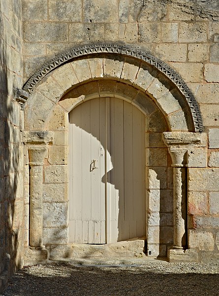 File:St-Même-les-Carrières 16 Église porte latérale 2013.jpg