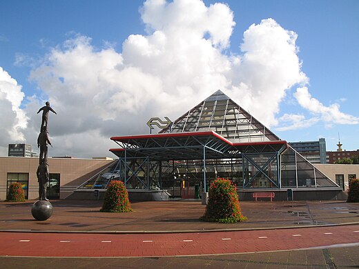Bovengrondse piramide, de ingang van het ondergrondse station Rijswijk