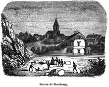 gravura de uma paisagem com o edifício da estação no centro e o campanário da igreja ao fundo