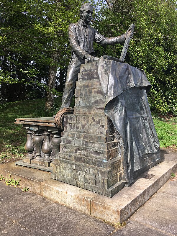 Statue of Thomas Cubitt by William Fawke, in Reigate Road, Dorking