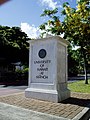 Stone marking the entrance to University of Hawaiʻi at Mānoa.jpg