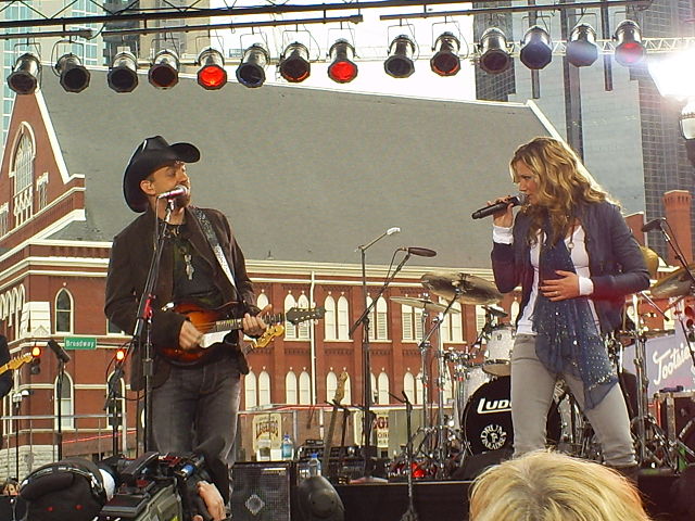 Sugarland performing in 2006