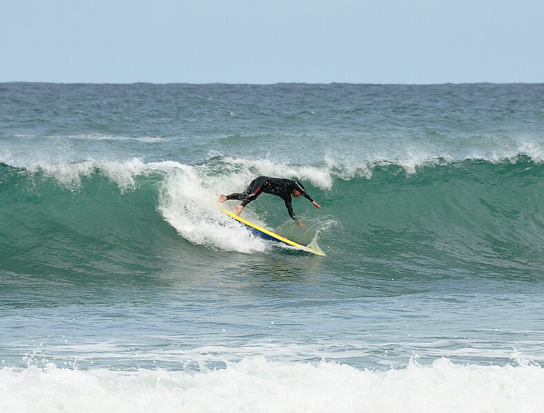 File:Surfer at Trevaunance Cove 1.jpg