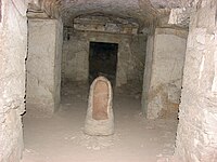 La camera funeraria incompiuta con l'urna ivi rinvenuta