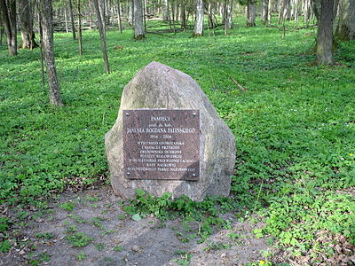Tablica pamiątkowa poświęcona pamięci prof. dr hab. Janusza Falińskiego znajdująca się w Białowieskim Parku Narodowym