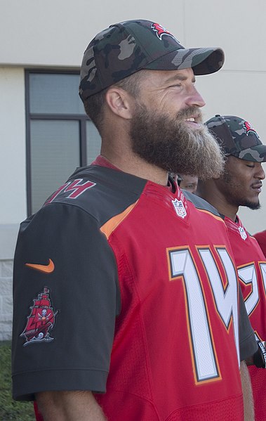 File:Tampa Bay Buccaneers visit MacDill (Image 1 of 3) (cropped).jpg