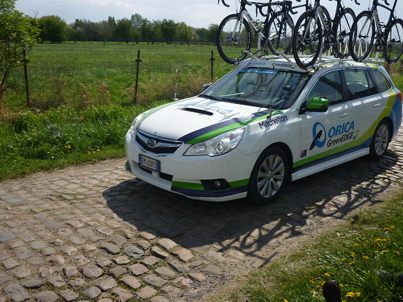 File:Team car Orica-GreenEDGE-ParisRoubaix2014.JPG