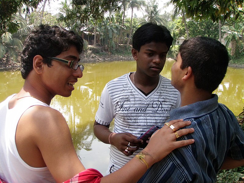 File:Teenage Boys - Simurali 2009-04-05 4050008.JPG