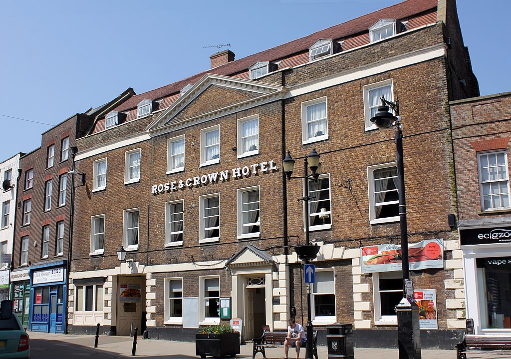 Small picture of Rose and Crown Hotel courtesy of Wikimedia Commons contributors