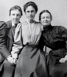 Theodate Pope, Alice Hamilton a studentka, která je zřejmě Agnes Hamilton (1888)