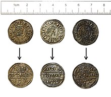 Photo des deux faces de trois pièces de monnaie aux dessins similaires, les deux de gauche portent le nom BVRGRED REX autour d'un portrait de profil côté face, la troisième porte le nom AEDELRED REX